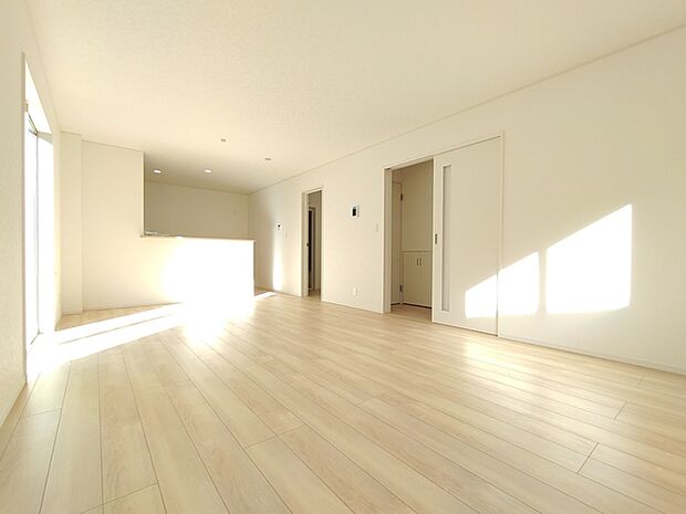 穏やかな自然光が心地よい、広々とした空間。