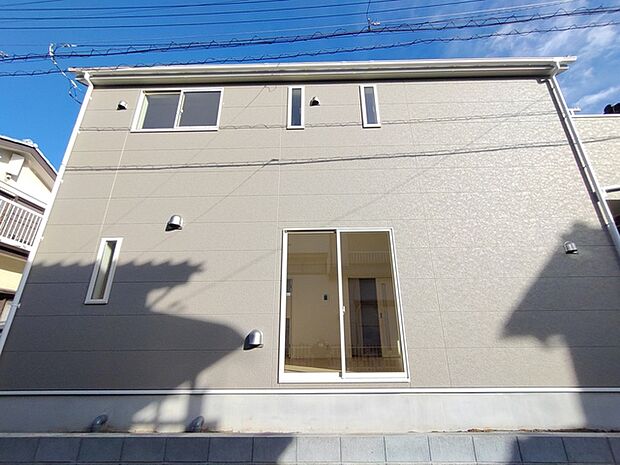 澄み渡る青空の下、穏やかな光を湛えた住まい。