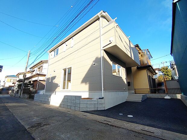 青空の下、穏やかなたたずまいが印象的な邸宅