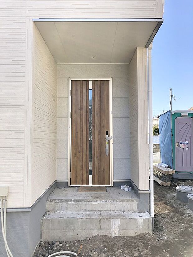 アプローチからの玄関がおしゃれな住宅。出発も帰宅も楽しみになるかも。