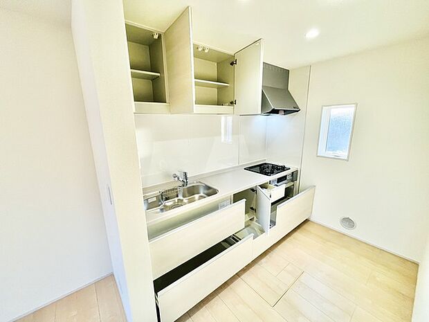 手を伸ばせばそこに収納が。安定した使用感の吊戸棚つきのキッチン空間。