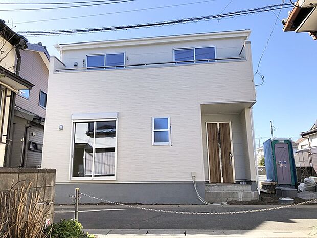 清潔感あふれる外観と、整然とした佇まいが印象的な住まい。