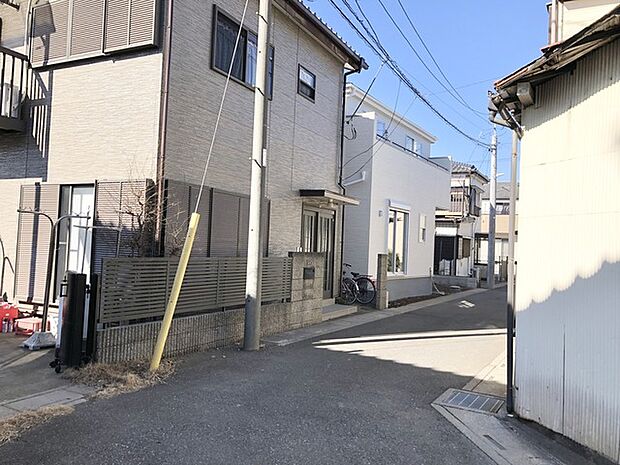 車通りの少ない閑静な住宅地、のびのびした子育てに適します。