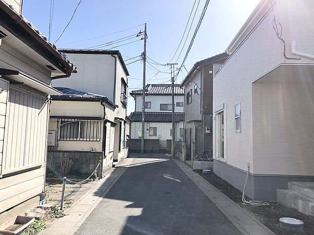 幅員の狭い道ですが、車通りの少ない住宅街に立地してます。 