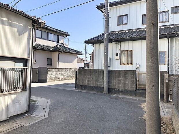 澄んだ空と静かな佇まいが、穏やかな日常を予感させる住まい。