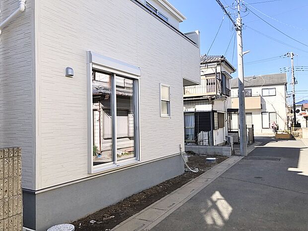 静かな街並みに溶け込む、穏やかな佇まい