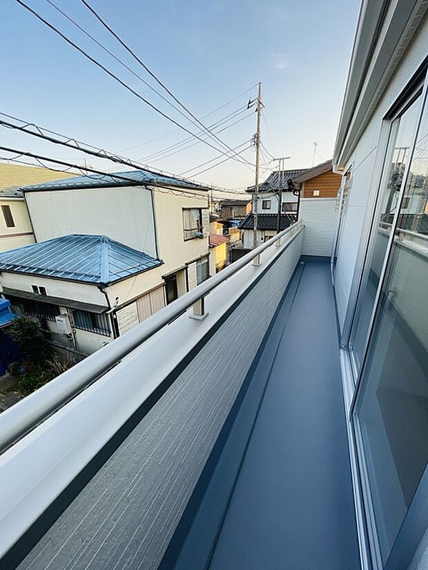 らくらくお洗濯を助ける広いバルコニー。