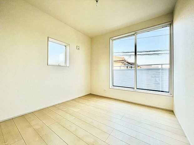 バルコニーからはたっぷりと太陽の光が舞い込みます。