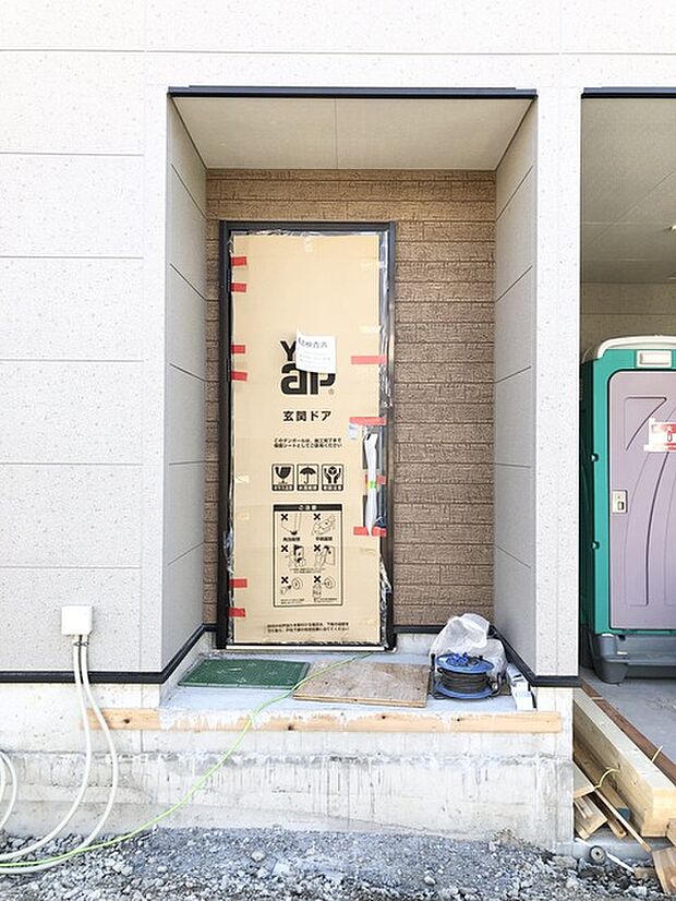 ポーチのついた新築分譲物件。玄関の印象はいかがでしょうか？入口からご覧ください。 