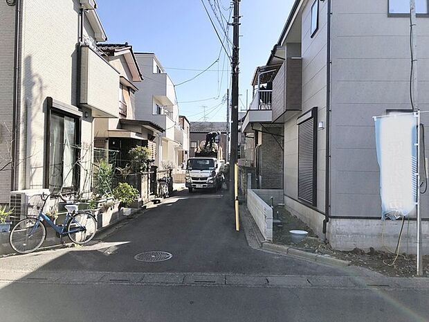日差しと緑が心地よい、穏やかな住宅街の佇まい。