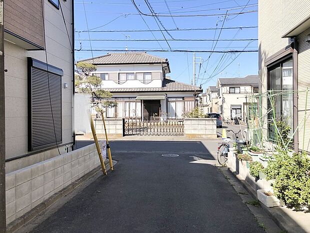 住民の方が主に利用する交通量少なめの道路に面してます。