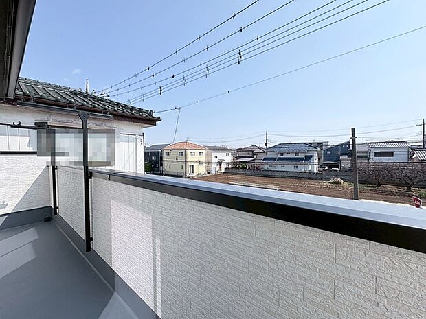 広がる空と穏やかな街並みを望む、心地よい眺め。