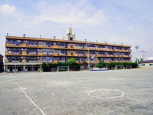 草加市立稲荷小学校（733m）