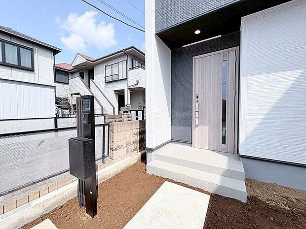 洗練されたデザインが、住まう人を優しく迎える玄関。