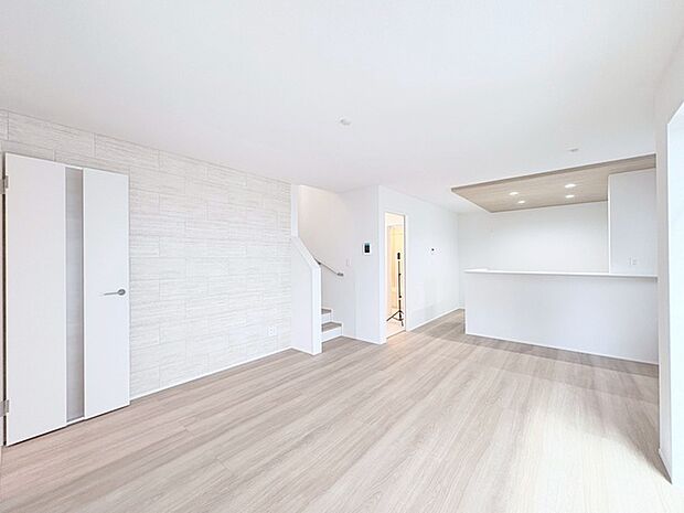 開放感あふれる空間に、温かみのある素材感が心地よい住まい