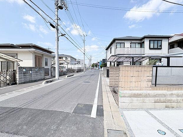 穏やかな青空の下、心地よい風がそよぐ静かな街並み。