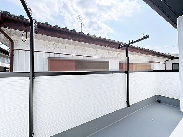 広々とした開放感と、澄んだ空が心地よい空間