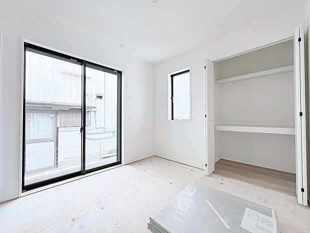 開放的な窓と、すっきりとした空間が心地よい広がりを感じさせます。