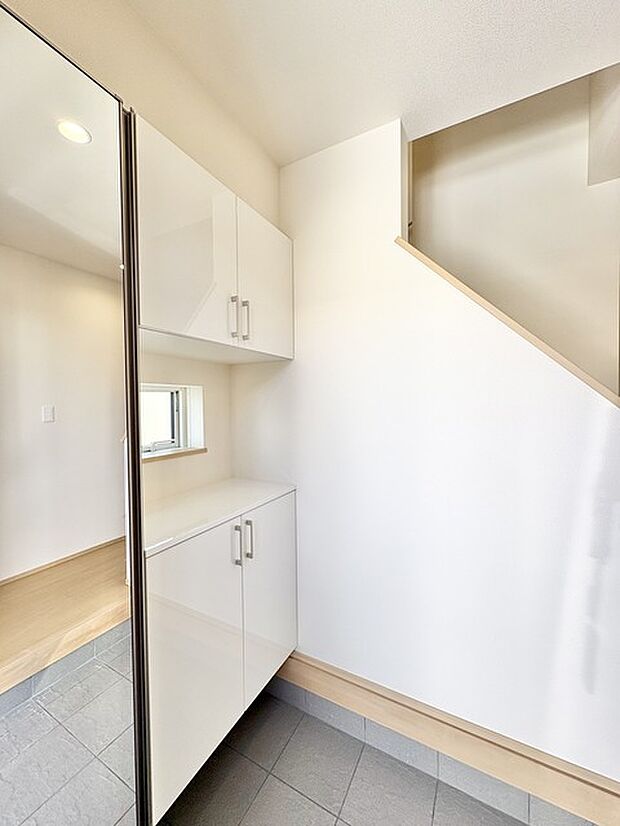 清潔感あふれる空間に、洗練された収納が調和する設え。