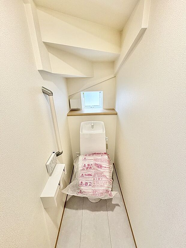 清潔感あふれる空間に、小窓がアクセントの落ち着いた設え