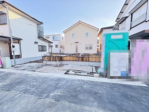 幅員の狭い道ですが、車通りの少ない住宅街に立地してます。 