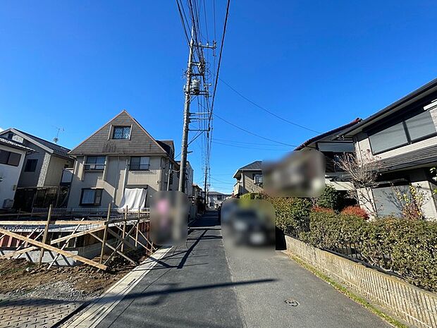 幅員の狭い道ですが、車通りの少ない住宅街に立地してます。 