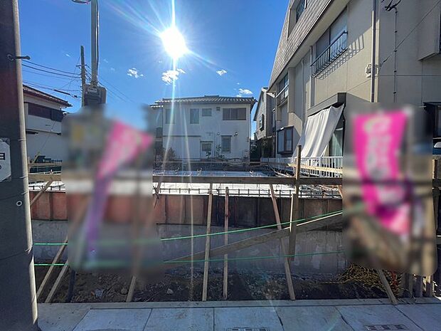 幹線道路から1本入った現地は、想像以上に静かに感じられます。 