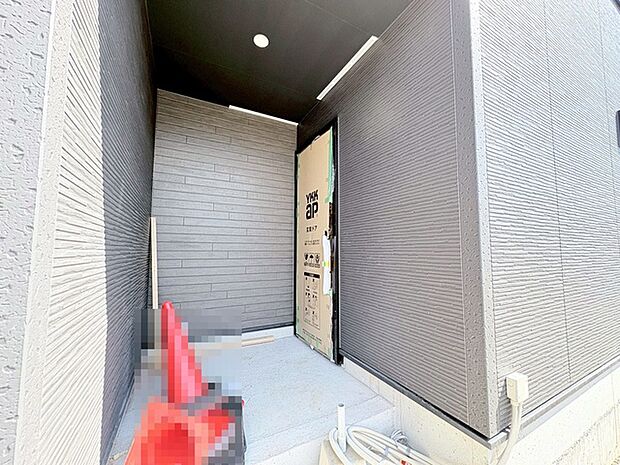 陰影が趣を添える、落ち着いた玄関周りの空間。