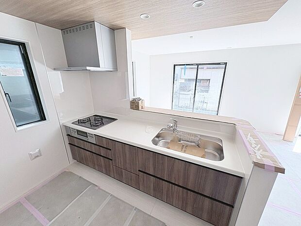 木目調の天井が、空間に温かみを添えるキッチン