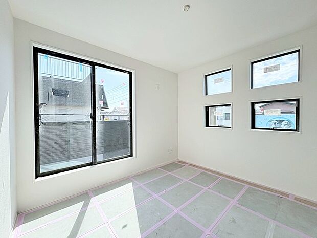 開放的な窓から広がる空が、心にゆとりをもたらす空間