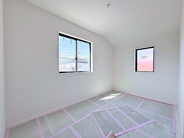 穏やかな光が満ちる、整然とした空間。