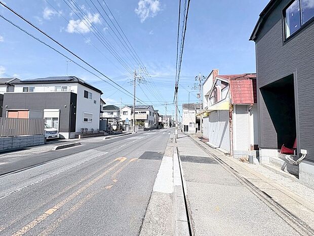 晴れやかな青空が広がる、穏やかな住宅街の風景。