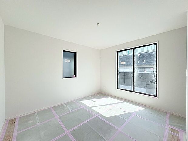 広々とした空間に、柔らかな日差しが心地よく広がります。