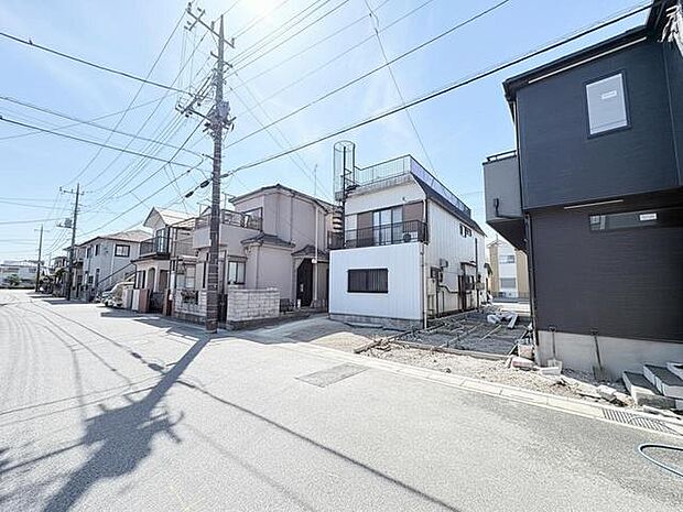 青空の下、整然と並ぶ住まいの佇まい