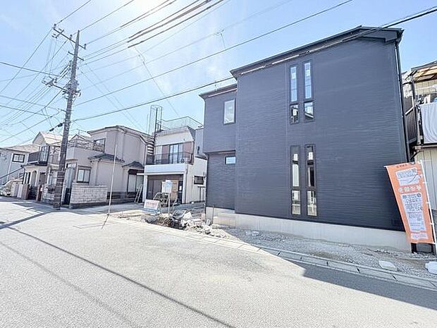 モダンな黒い外壁が印象的な、新しい暮らしの舞台。