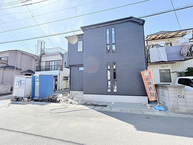 街並みに調和する、洗練された佇まい。