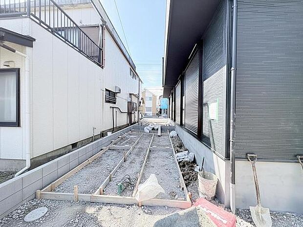 新しい始まりを感じさせる、清々しい空と整然とした空間。