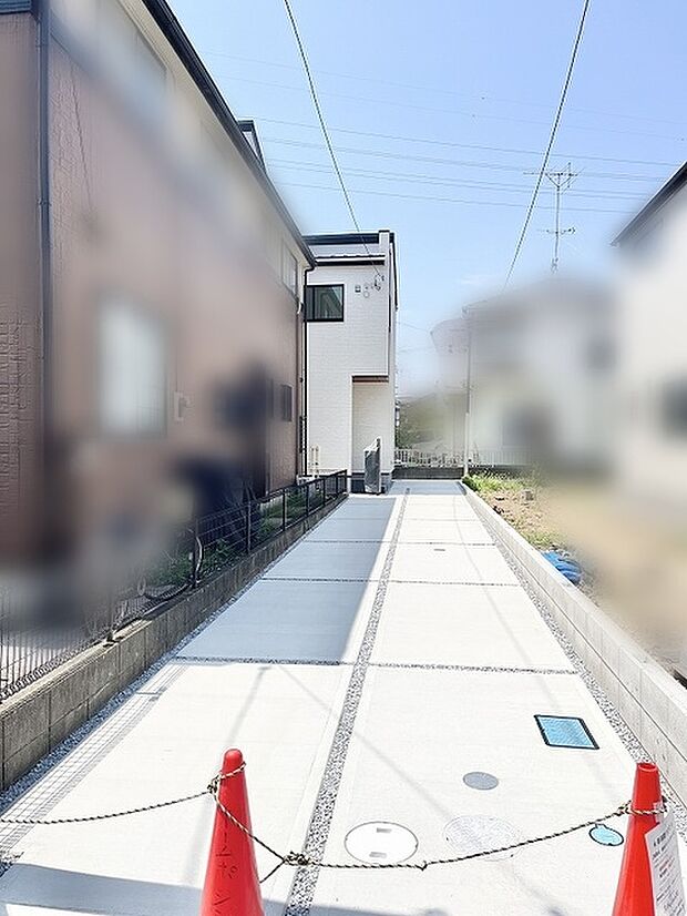すっきりと整えられたアプローチが、日々の暮らしに穏やかな落ち着きをもたらしてくれます。