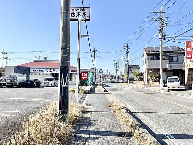 徒歩15分圏内に、コンビニ、ファミレス、回転すしがあります。