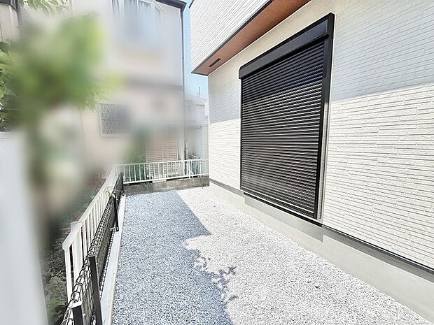住まいの周囲を整えた、静かで落ち着きのあるプライベートな空間が広がります。