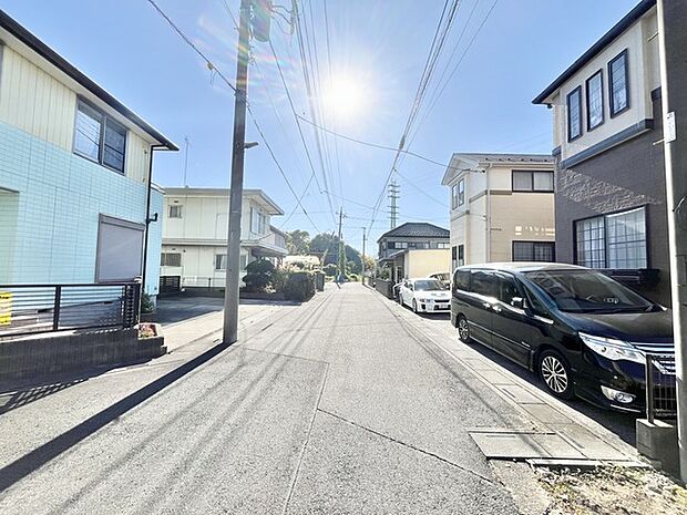 駐車が苦手な方にも嬉しい、前面6ｍ道路に面した住まい。 