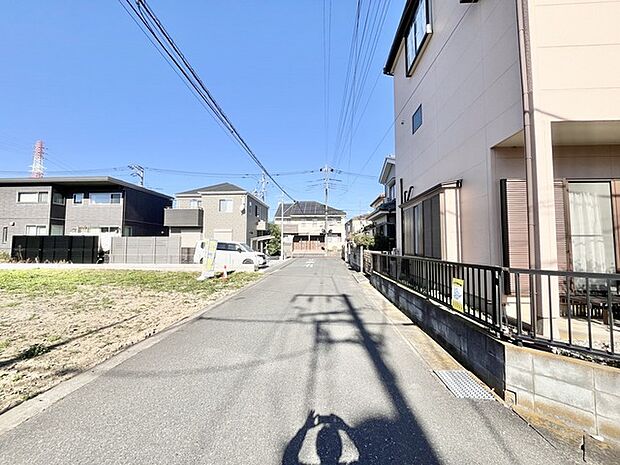 道路は6ｍほどになると駐車の際の停めやすさがかなり違ってきます。 