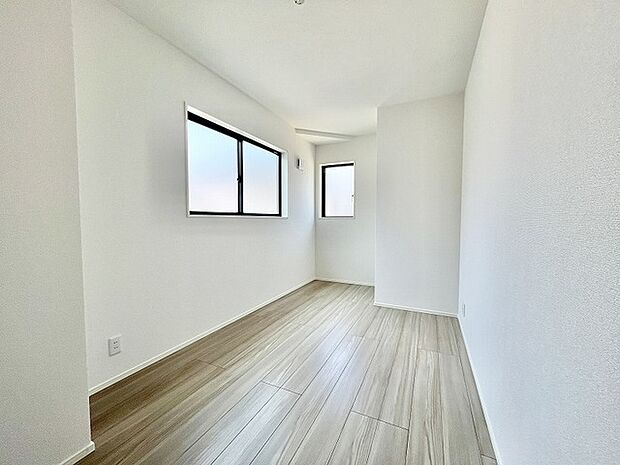 余計な装飾を削ぎ落としたシンプルな空間は、住まう人の個性を引き立てる心地よい余白としてお使いいただけます。