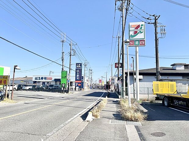 セブンイレブンまで徒歩11分。（800m）
