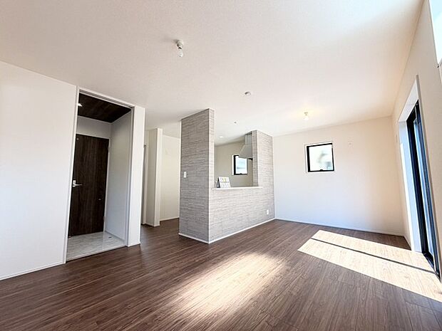 穏やかな空間に広がる、温かな木漏れ日のような心地よさ