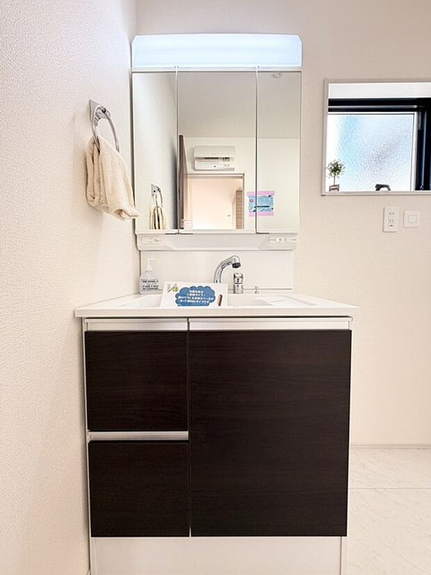 洗練されたダークウッド調のキャビネットが、空間に落ち着いた趣を添えます。