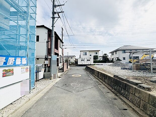閑静な住宅街に佇む、穏やかな住まいの風景。