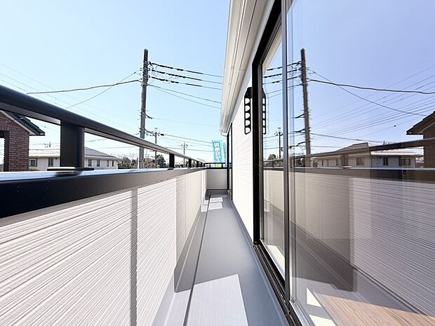 清々しい空の下、穏やかな時間が流れる開放的な空間