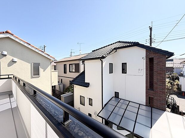 青空の下、穏やかな時間が流れる街並みが広がる住まい