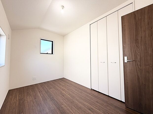 落ち着いた色合いの空間が、心地よい広がりを感じさせます